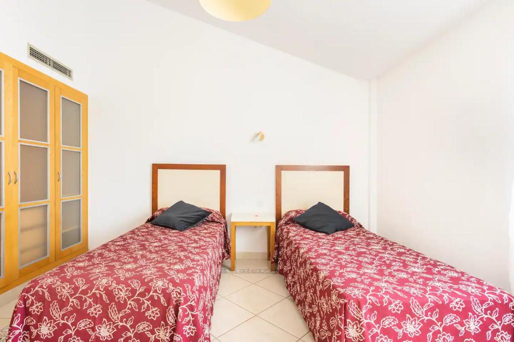 聖米格爾德阿沃納的住宿－Adosado La Guancha，两张睡床彼此相邻,位于一个房间里
