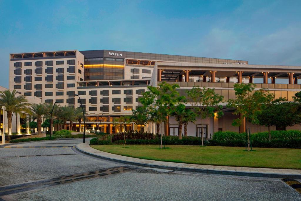 un edificio con una calle delante de él en The Westin Doha Hotel & Spa, en Doha