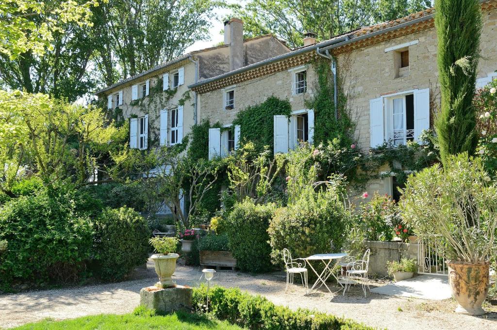 ein altes Haus mit Garten davor in der Unterkunft La Nesquière Chambres d'Hôtes in Pernes-les-Fontaines