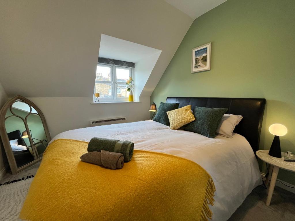 um quarto com uma cama grande e um cobertor amarelo em Hidden Gem with Free Parking em Windsor