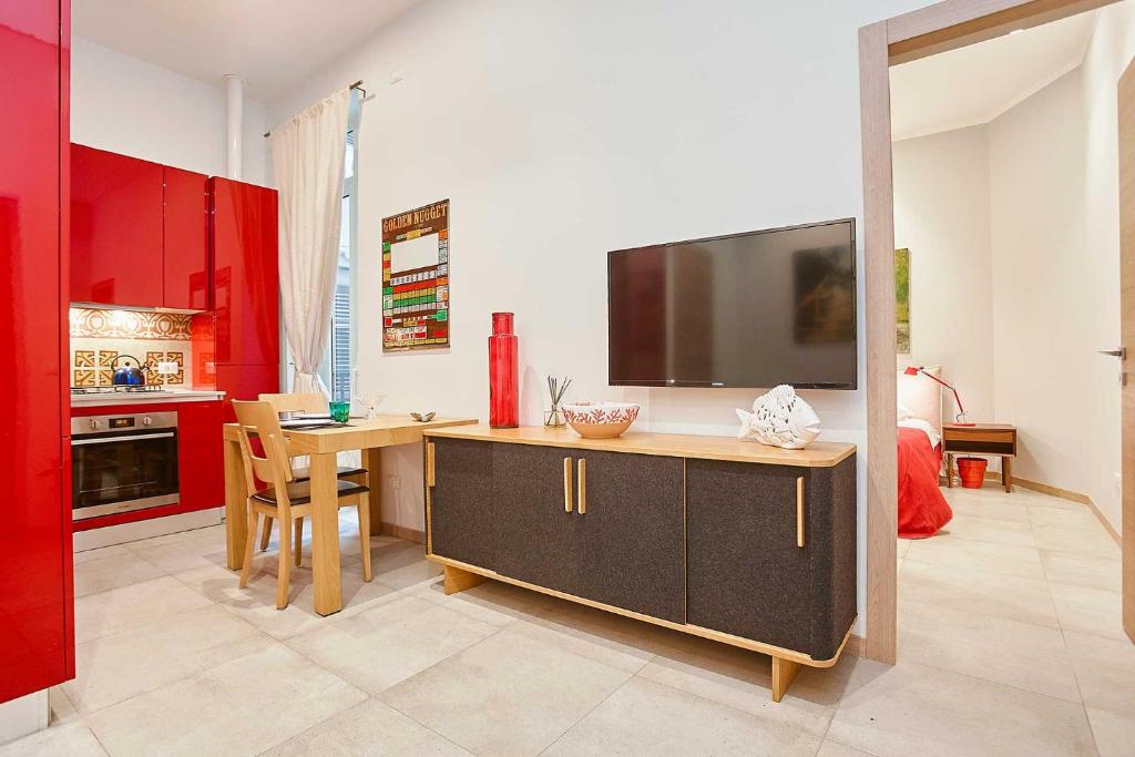 パレルモにあるKMC suites - Redのキッチン(デスク、テレビ付)