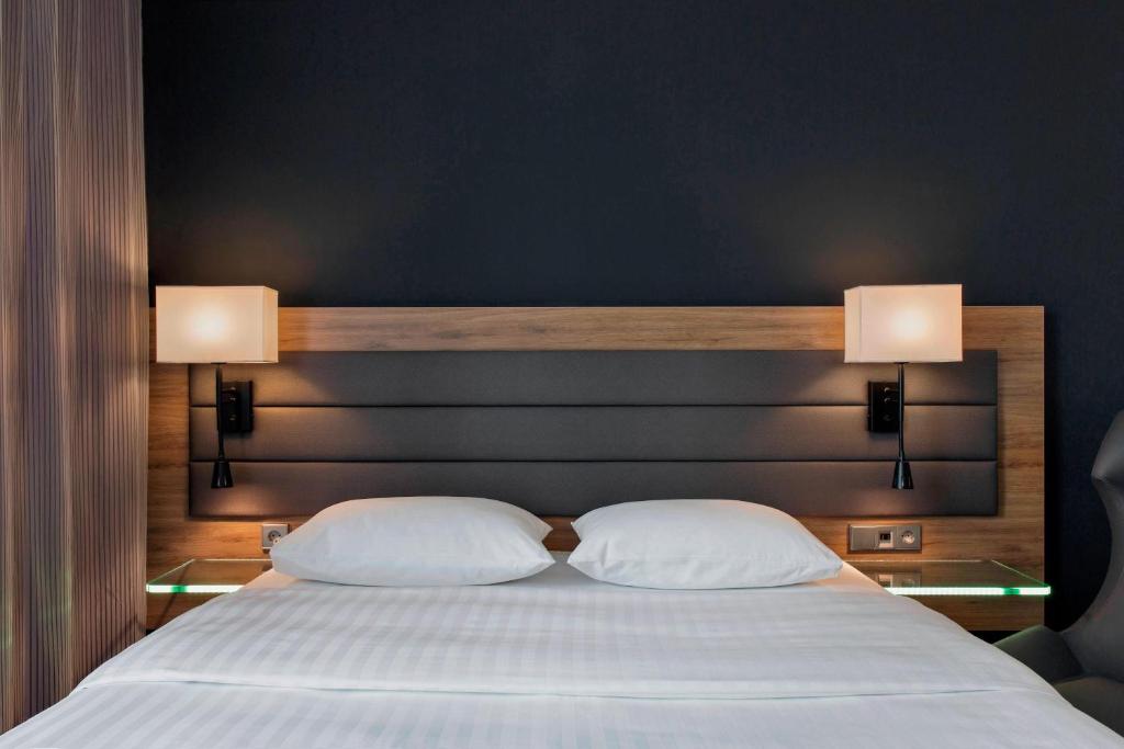 Postel nebo postele na pokoji v ubytování Moxy Copenhagen Sydhavnen
