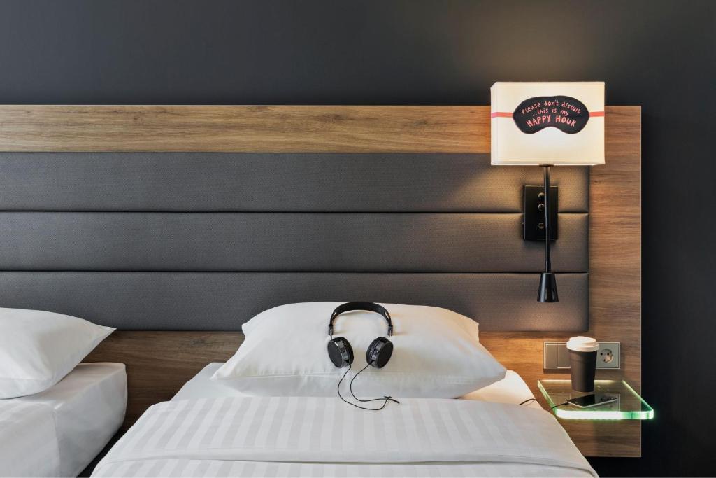 Postel nebo postele na pokoji v ubytování Moxy Copenhagen Sydhavnen
