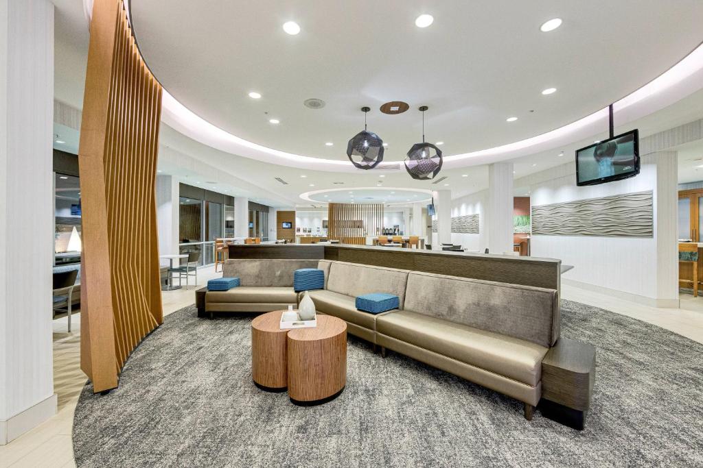 vestíbulo con sofá y mesa en SpringHill Suites by Marriott Houston The Woodlands en The Woodlands