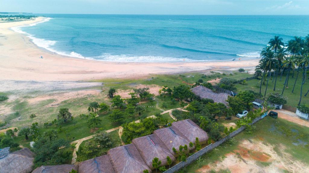 uma vista aérea de uma praia com casas e o oceano em Blue Waters em Baía de Arugam