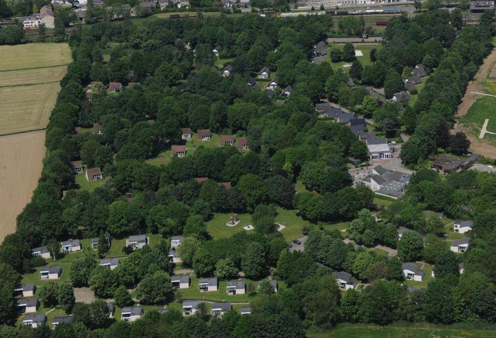 een luchtzicht op een buurt met huizen en bomen bij Groenpark Simpelveld in Simpelveld