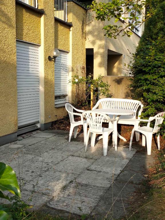 a patio with a table and chairs next to a building at Sonnige EG_Wohnung mit Garten Terr in Forchheim