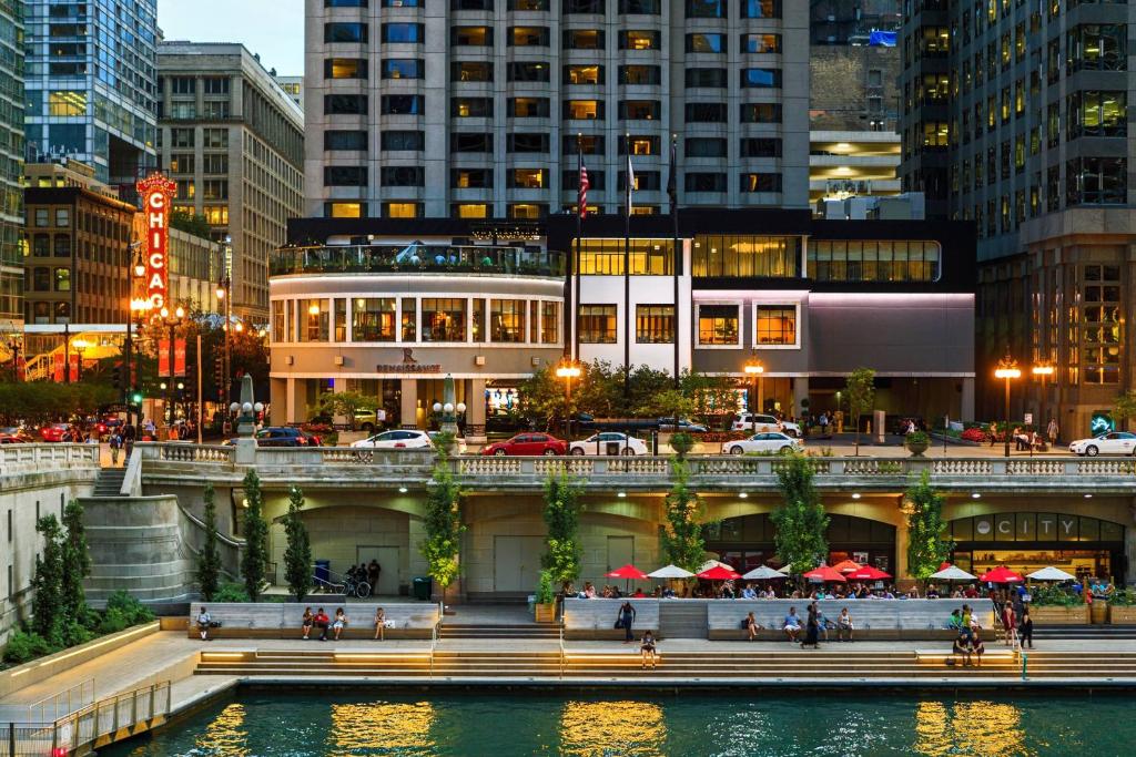 una ciudad por la noche con un río y edificios en Renaissance Chicago Downtown Hotel en Chicago