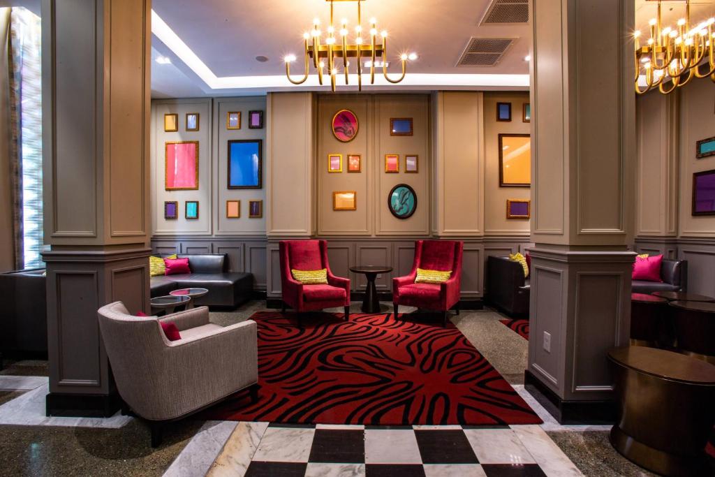 eine Hotellobby mit Stühlen und einem Teppich in der Unterkunft Fairfield Inn & Suites by Marriott Philadelphia Downtown/Center City in Philadelphia