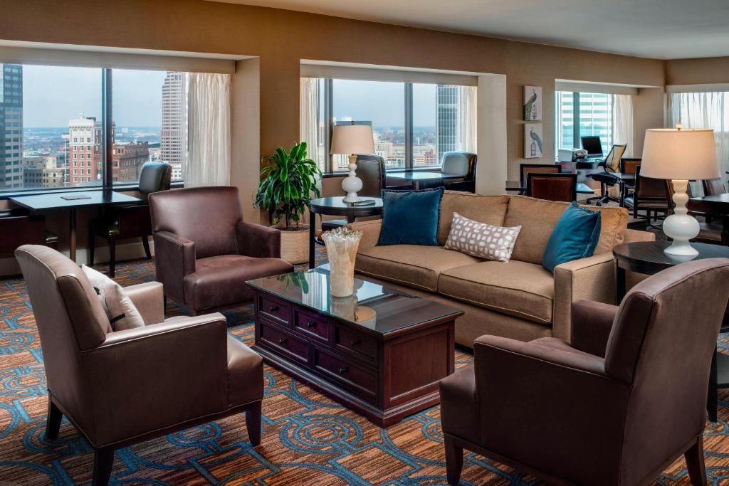 a living room with a couch and chairs at The Plaza Hotel Columbus at Capital Square in Columbus