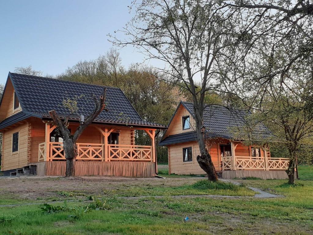 een groot houten huis met een gambrel bij Bez Pośpiechu 