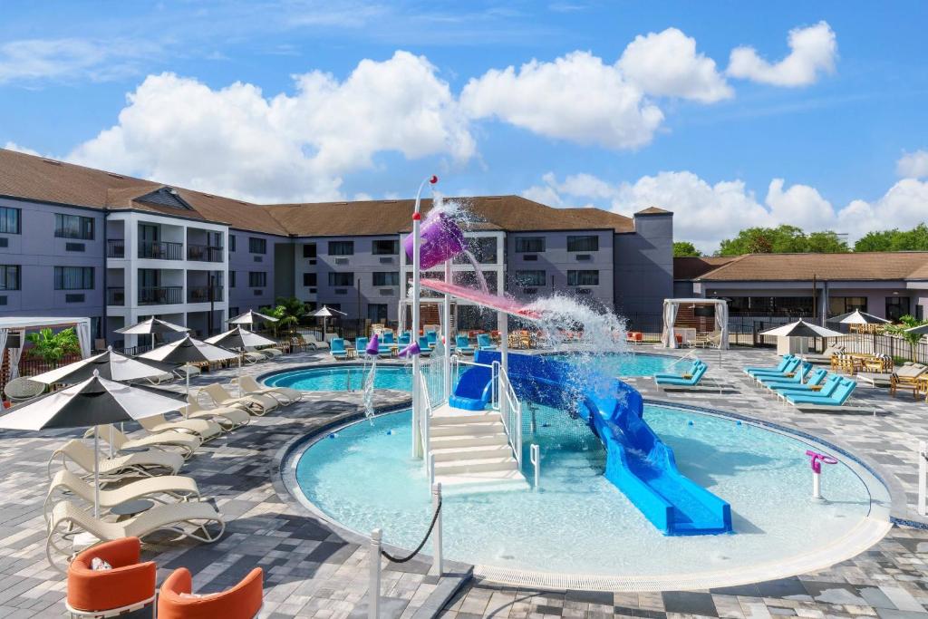 uma piscina num resort com escorrega aquático em Courtyard by Marriott Orlando Lake Buena Vista at Vista Centre em Orlando