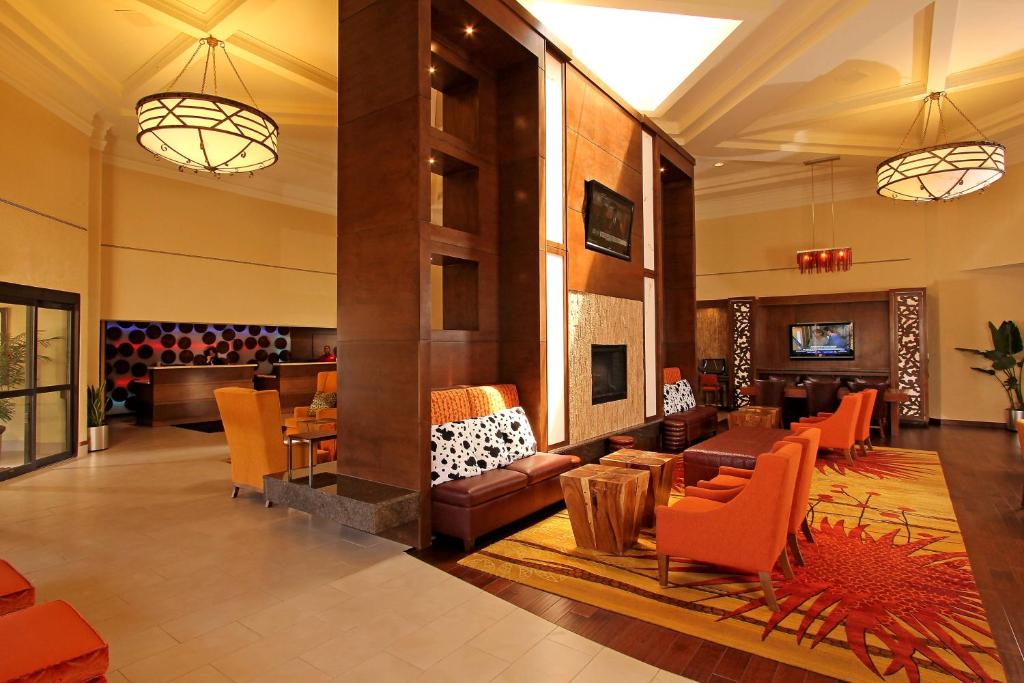 un vestíbulo con sillas naranjas y una sala de espera en Marriott El Paso en El Paso