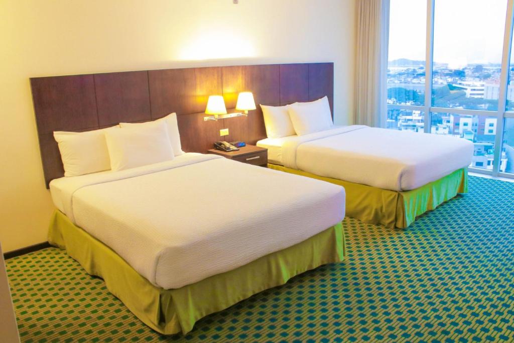 Postel nebo postele na pokoji v ubytování Courtyard by Marriott Guayaquil