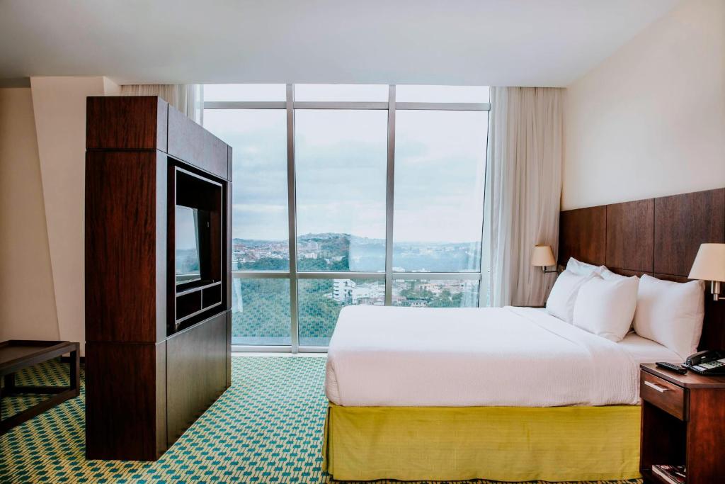 Postel nebo postele na pokoji v ubytování Courtyard by Marriott Guayaquil
