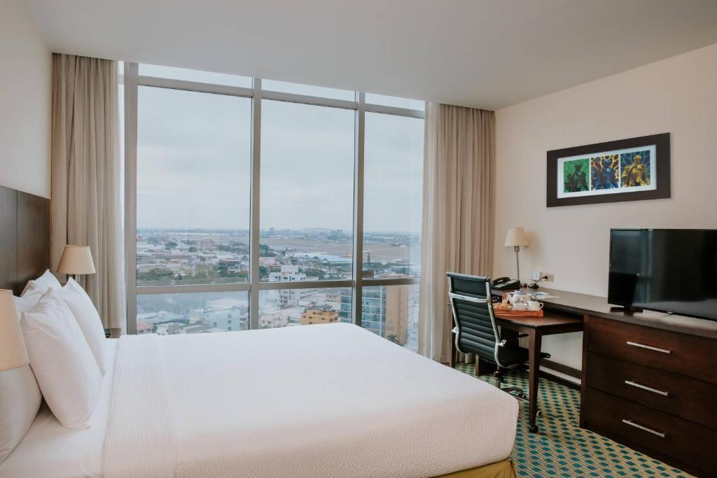 TV a/nebo společenská místnost v ubytování Courtyard by Marriott Guayaquil