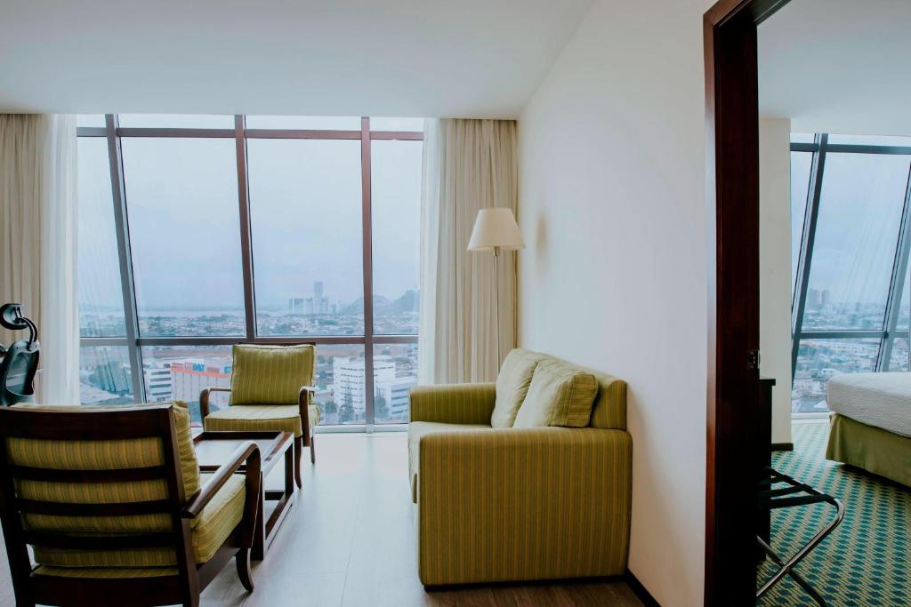 Posezení v ubytování Courtyard by Marriott Guayaquil