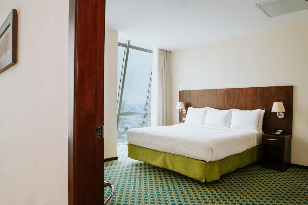 Postel nebo postele na pokoji v ubytování Courtyard by Marriott Guayaquil