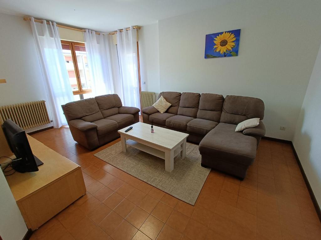 sala de estar con sofá y mesa de centro en Appartamento Mesi, en Conegliano