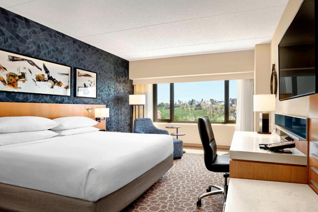 Habitación de hotel con cama y escritorio con ordenador en Delta Hotels by Marriott Calgary Downtown en Calgary