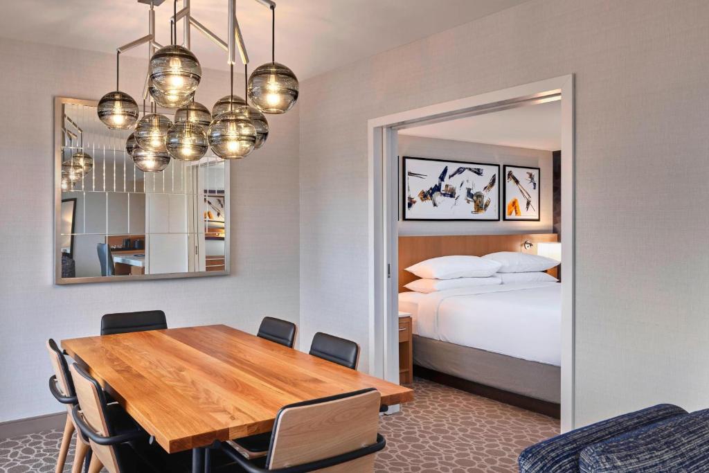 Een bed of bedden in een kamer bij Delta Hotels by Marriott Calgary Downtown