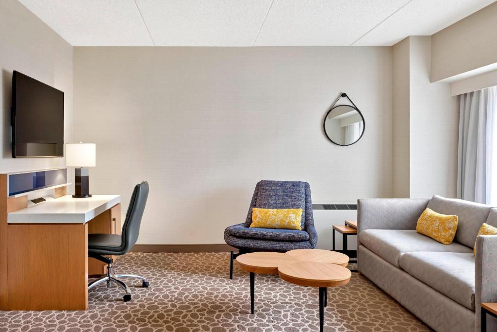 Een TV en/of entertainmentcenter bij Delta Hotels by Marriott Calgary Downtown

