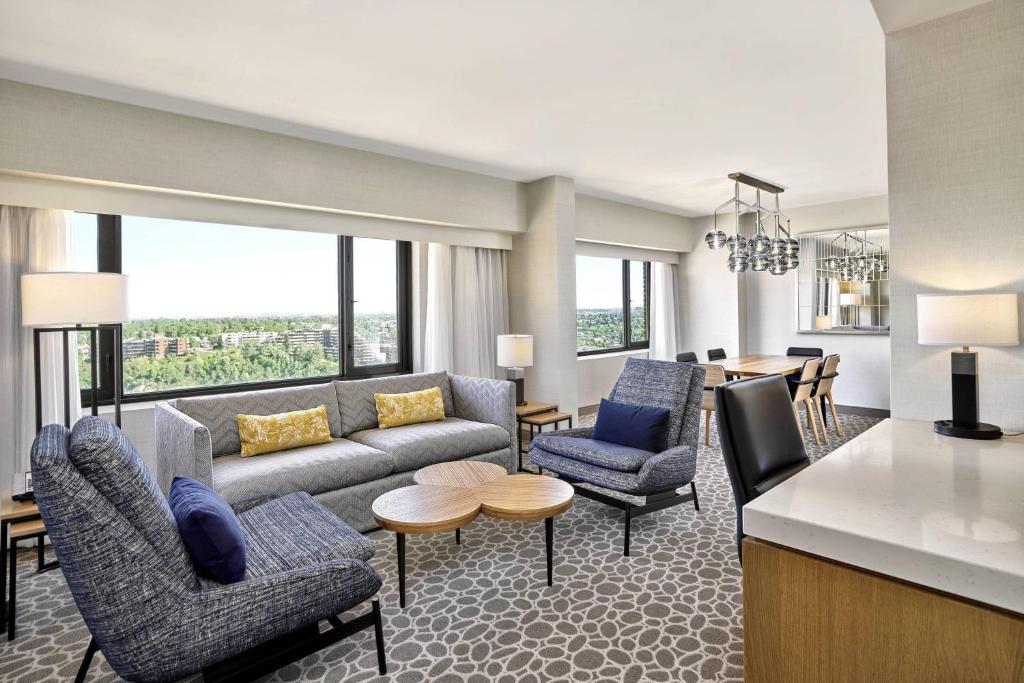 Een zitgedeelte bij Delta Hotels by Marriott Calgary Downtown