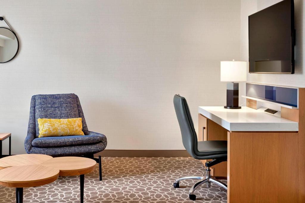 Een TV en/of entertainmentcenter bij Delta Hotels by Marriott Calgary Downtown
