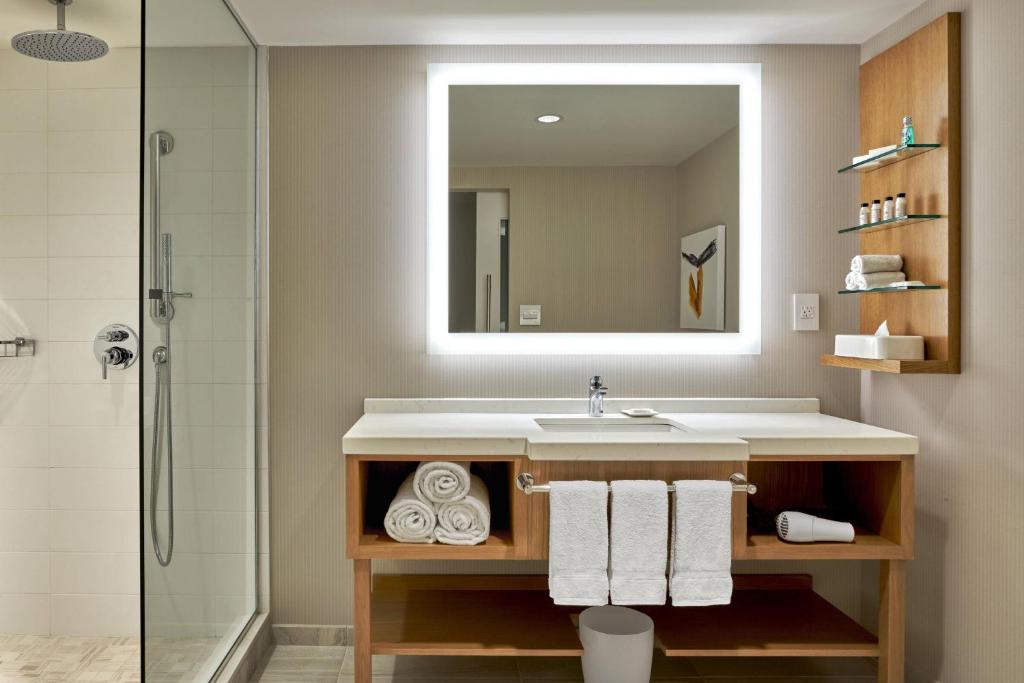 Een badkamer bij Delta Hotels by Marriott Calgary Downtown