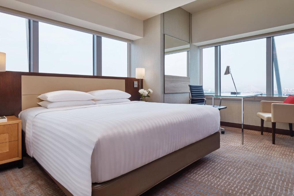 A bed or beds in a room at Courtyard by Marriott Hong Kong