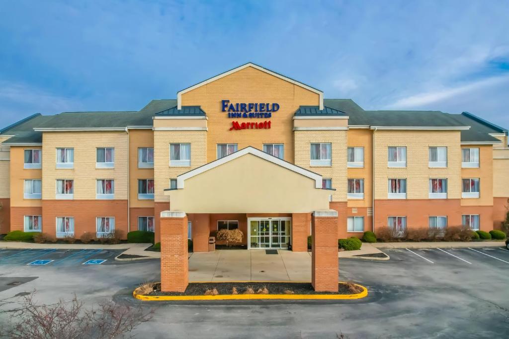 rendering hotelu z parkingiem w obiekcie Fairfield Inn and Suites by Marriott Indianapolis/ Noblesville w mieście Noblesville