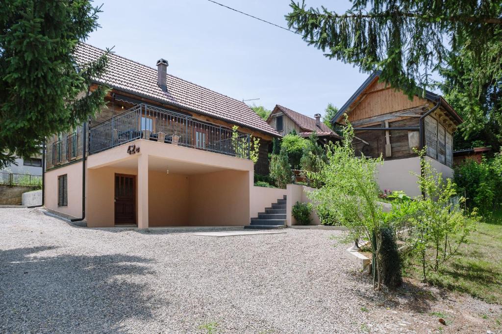 ein Haus mit großer Garage davor in der Unterkunft Traditional houses Korana river in Karlovac