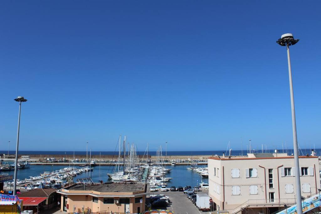 Ein Jachthafen mit einem Haufen Boote im Wasser. in der Unterkunft Il Rituale del Mare in Porto Torres