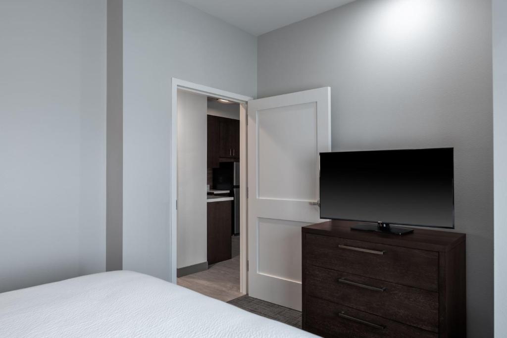 Residence Inn by Marriott Lancaster Palmdale - Suite King De Un Dormitorio Con Sofá Cama