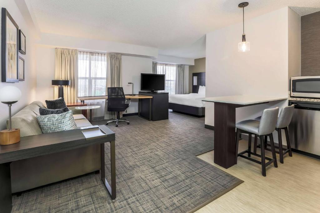 Habitación de hotel con sofá, cama y escritorio. en Residence Inn by Marriott Denver Golden/Red Rocks, en Golden