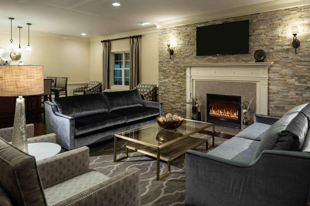 ein Wohnzimmer mit Sofas und einem Kamin in der Unterkunft Fairfield Inn by Marriott Boston Sudbury in Sudbury