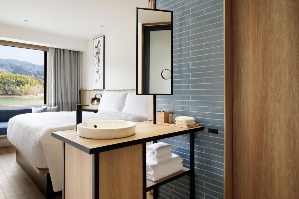 Postel nebo postele na pokoji v ubytování Fairfield by Marriott Nara Tenri Yamanobenomichi