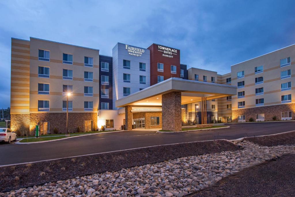 eine Darstellung der Vorderseite eines Hotels in der Unterkunft Fairfield Inn & Suites by Marriott Altoona in Altoona