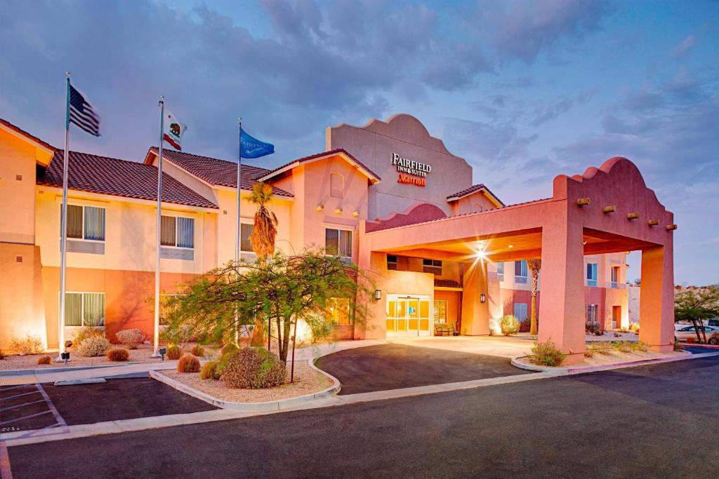 un hotel con banderas frente a un edificio en Fairfield Inn & Suites Twentynine Palms - Joshua Tree National Park, en Twentynine Palms