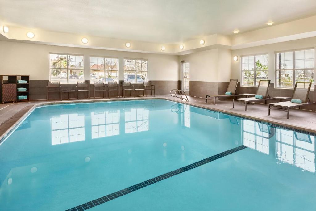 - une piscine d'eau bleue dans une chambre d'hôtel dans l'établissement Residence Inn By Marriott Vacaville, à Vacaville