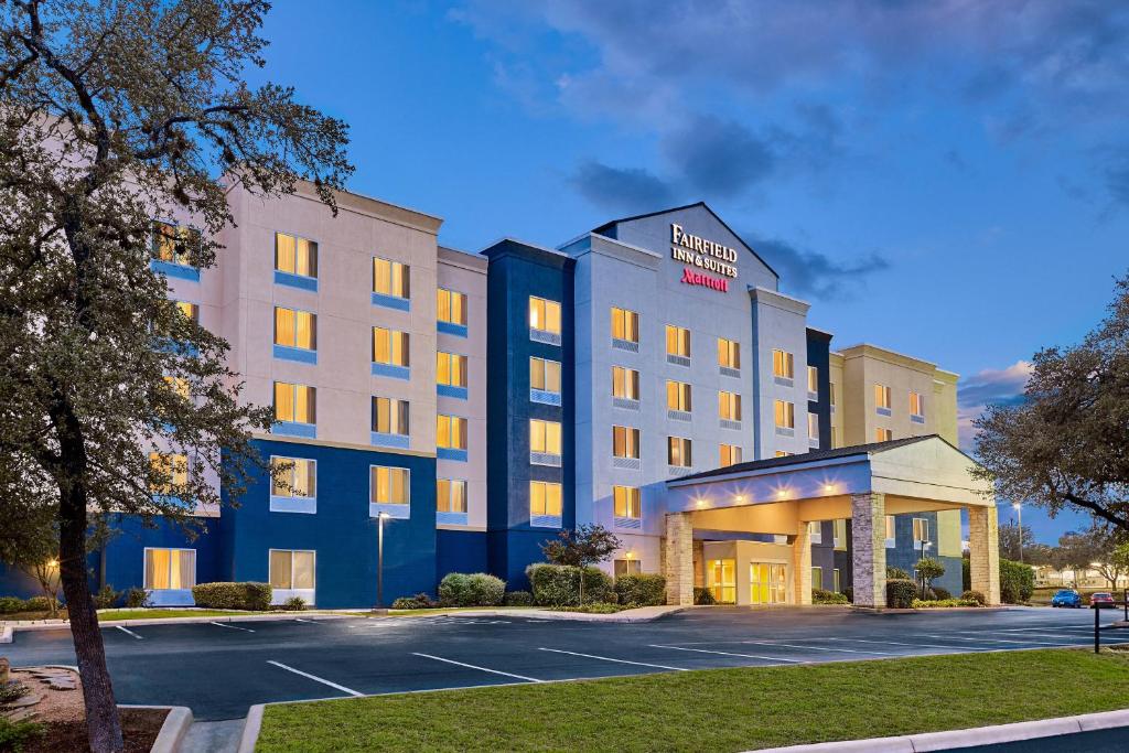 una representación de un hotel con aparcamiento en Fairfield Inn and Suites by Marriott San Antonio Northeast / Schertz / RAFB en Schertz