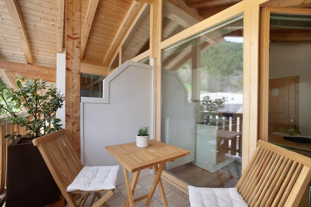 een tiny house met een kleine tafel en twee stoelen bij Ferienwohnungen Zwick Valmeina in Burgusio