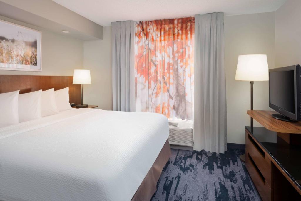 ein Hotelzimmer mit einem großen Bett und einem Fenster in der Unterkunft Fairfield Inn and Suites Austin South in Austin