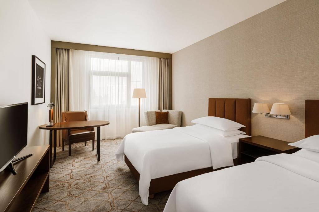 Televízia a/alebo spoločenská miestnosť v ubytovaní Sheraton Poznan Hotel
