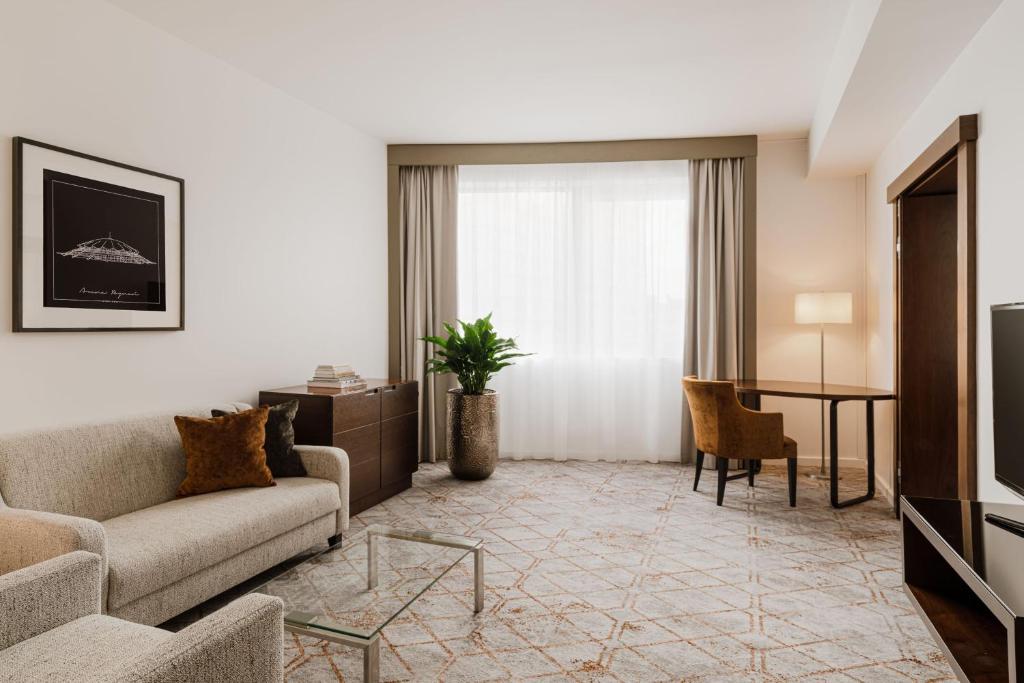 Televízia a/alebo spoločenská miestnosť v ubytovaní Sheraton Poznan Hotel