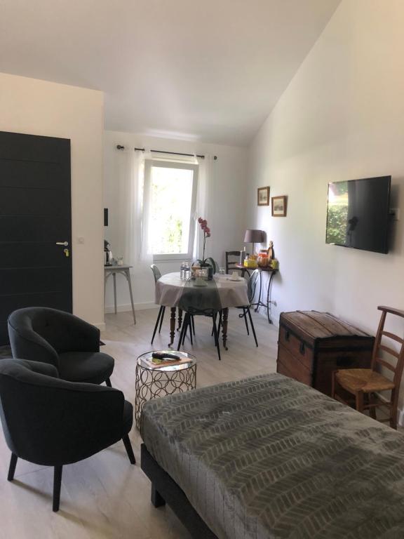 TV a/nebo společenská místnost v ubytování Chambre d'Hôtes Les Bacquerins