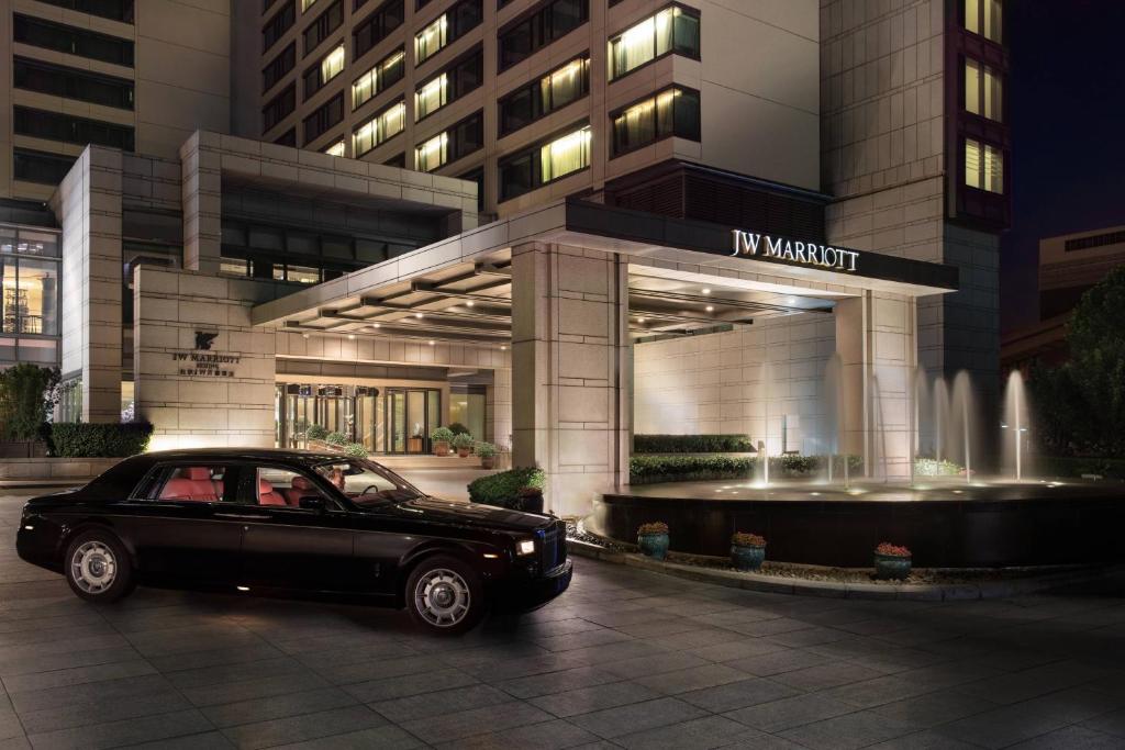 Czarny samochód zaparkowany przed budynkiem w obiekcie JW Marriott Hotel Beijing w Pekinie