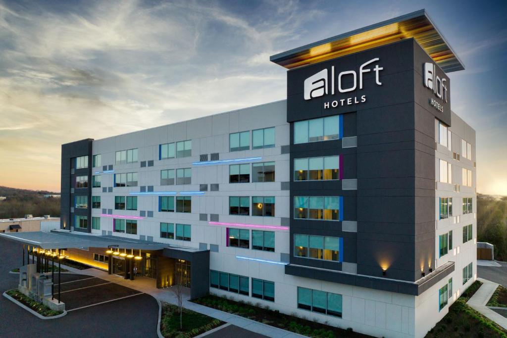 Aloft Knoxville West في نوكسفيل: مبنى مكتب عليه لوحه فنادق عاليه