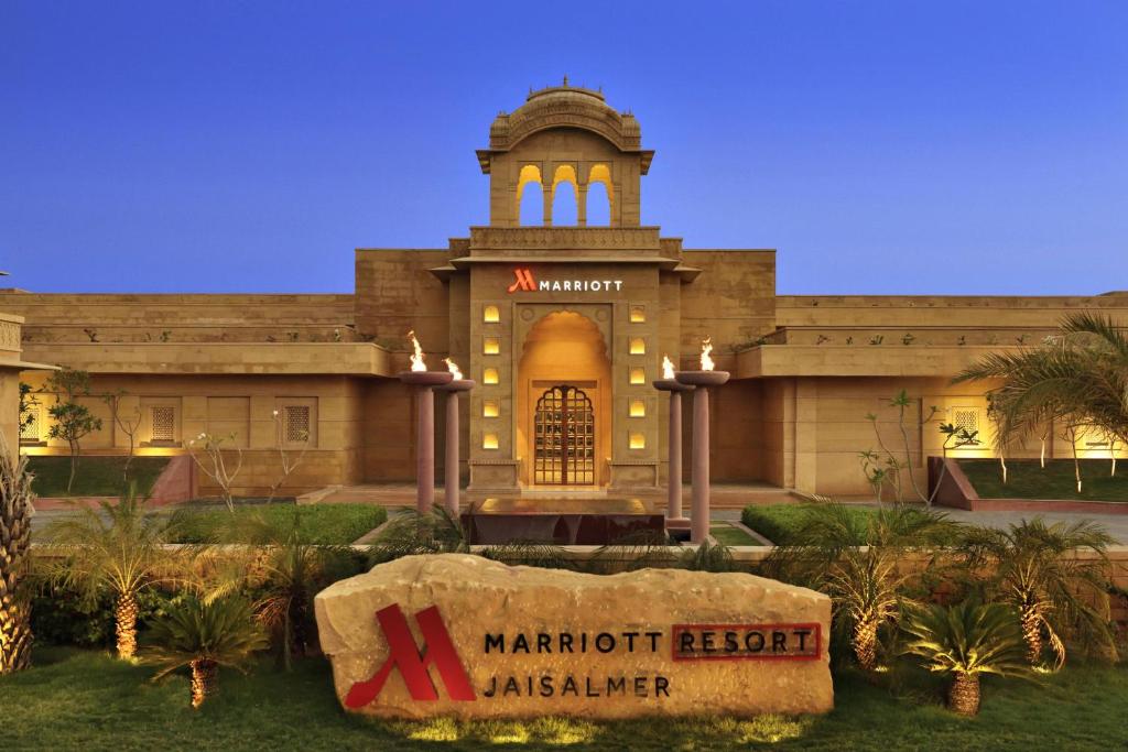 un grand bâtiment avec un panneau devant lui dans l'établissement Jaisalmer Marriott Resort & Spa, à Jaisalmer
