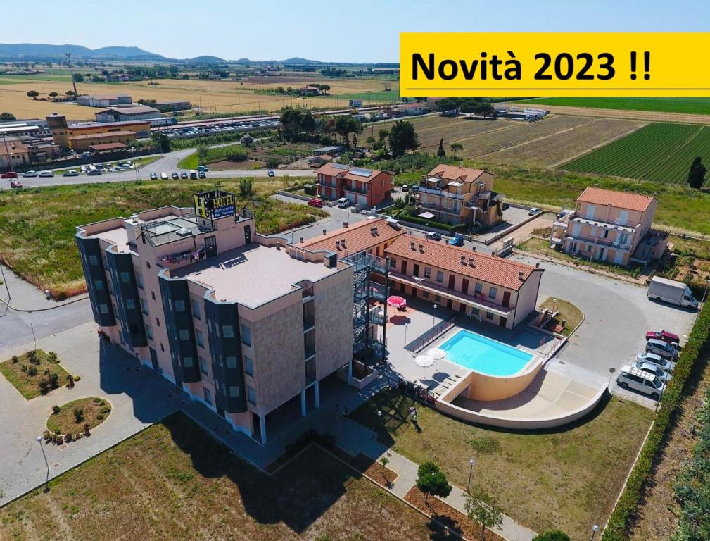 an aerial view of a building with a swimming pool at Hotel Grecale - Venturina Terme in Venturina Terme